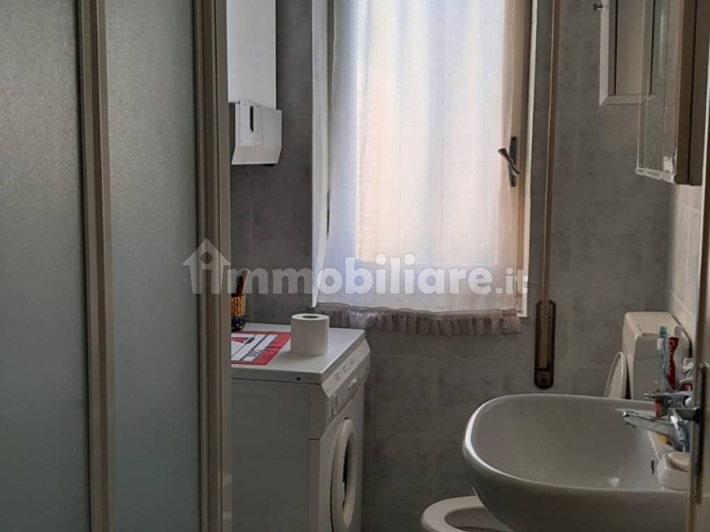 bagno con finestra su balcone interno