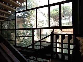scale che danno su un'ampia parete a vetrata