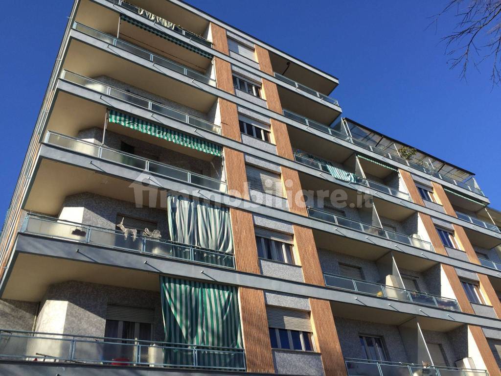 Rent Apartment Turin. 3room flat in corso Francia 356. Good condition, sixth floor, with