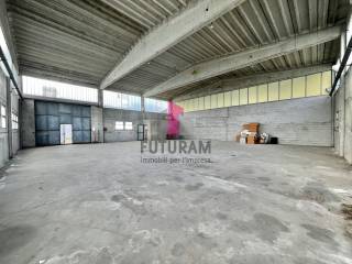 CAPANNONE CON ESTERNO DI PROPRIETA’