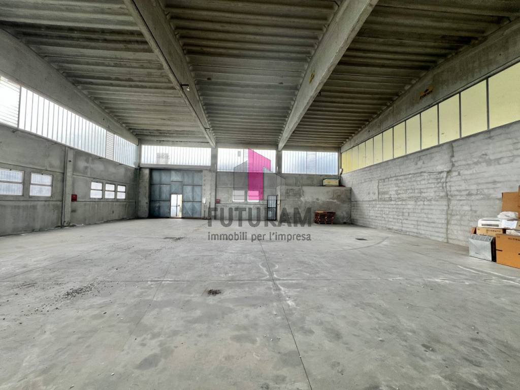 CAPANNONE CON ESTERNO DI PROPRIETA’