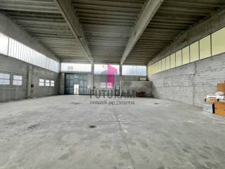 CAPANNONE CON ESTERNO DI PROPRIETA’