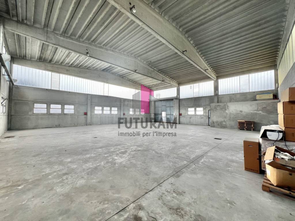 CAPANNONE CON ESTERNO DI PROPRIETA’