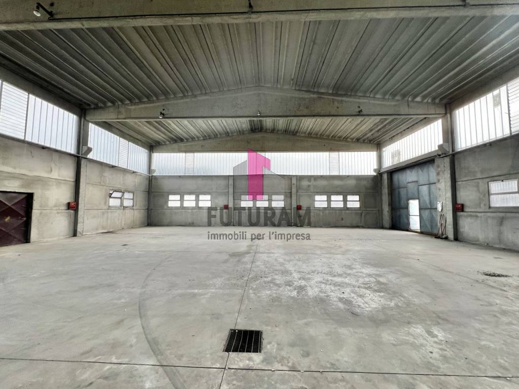 CAPANNONE CON ESTERNO DI PROPRIETA’