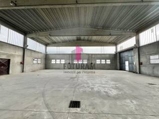 CAPANNONE CON ESTERNO DI PROPRIETA’