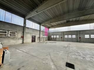 CAPANNONE CON ESTERNO DI PROPRIETA’