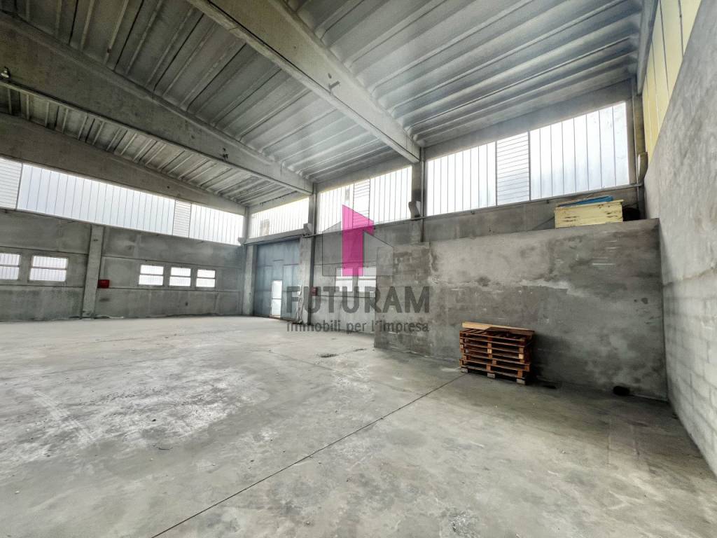 CAPANNONE CON ESTERNO DI PROPRIETA’