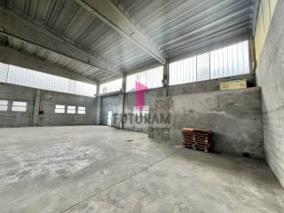 CAPANNONE CON ESTERNO DI PROPRIETA’