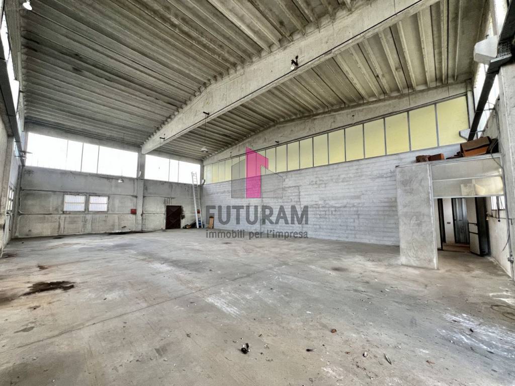 CAPANNONE CON ESTERNO DI PROPRIETA’