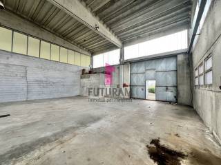 CAPANNONE CON ESTERNO DI PROPRIETA’