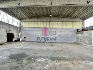 CAPANNONE CON ESTERNO DI PROPRIETA’