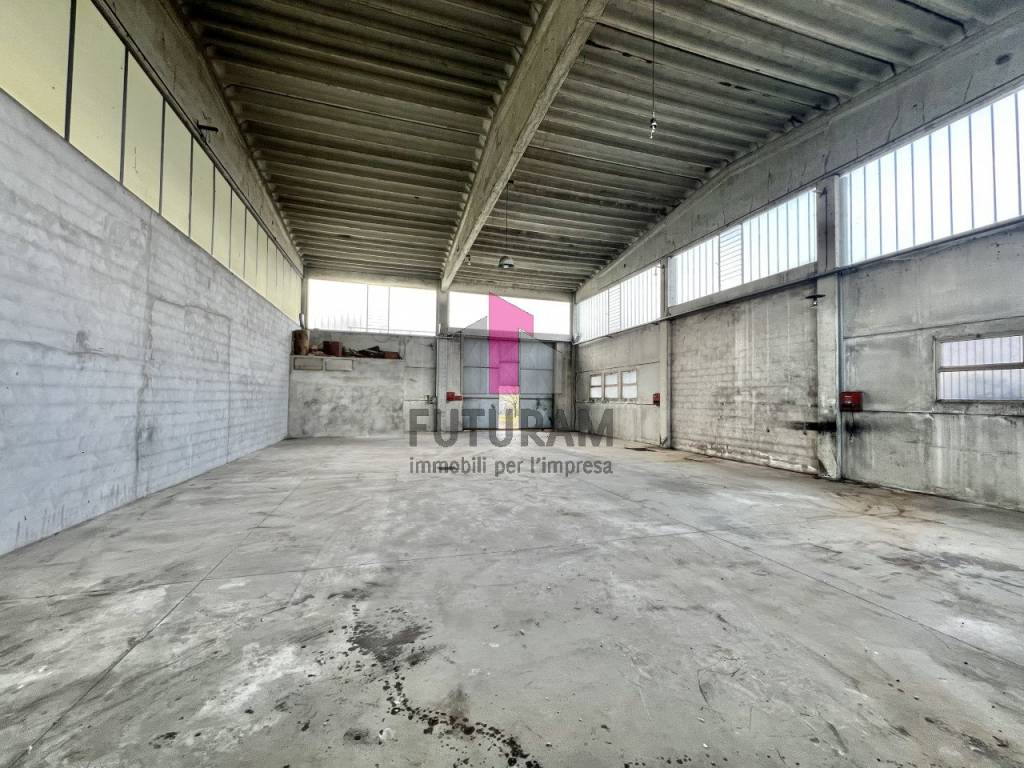 CAPANNONE CON ESTERNO DI PROPRIETA’