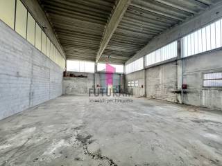 CAPANNONE CON ESTERNO DI PROPRIETA’