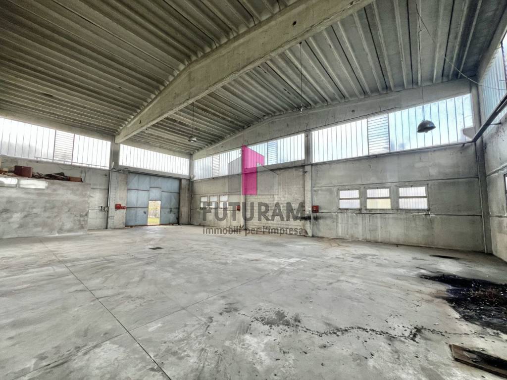 CAPANNONE CON ESTERNO DI PROPRIETA’