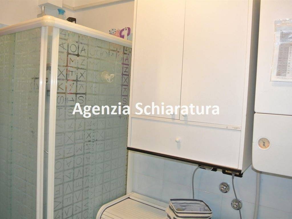 bagno di servizio con doccia e lavatrice