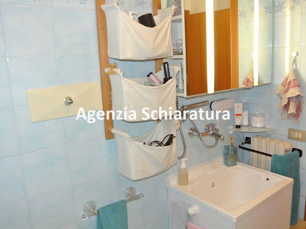 bagno di servizio con doccia 