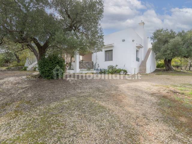 Villa con trullo in campagna