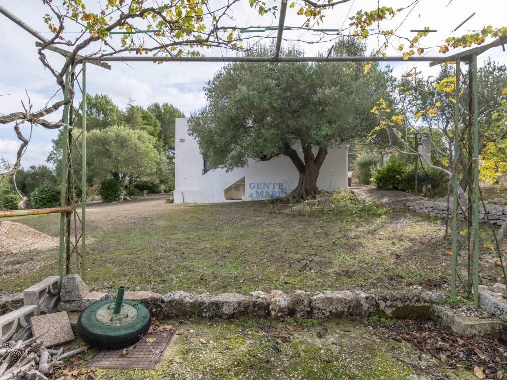 Villa con trullo in campagna