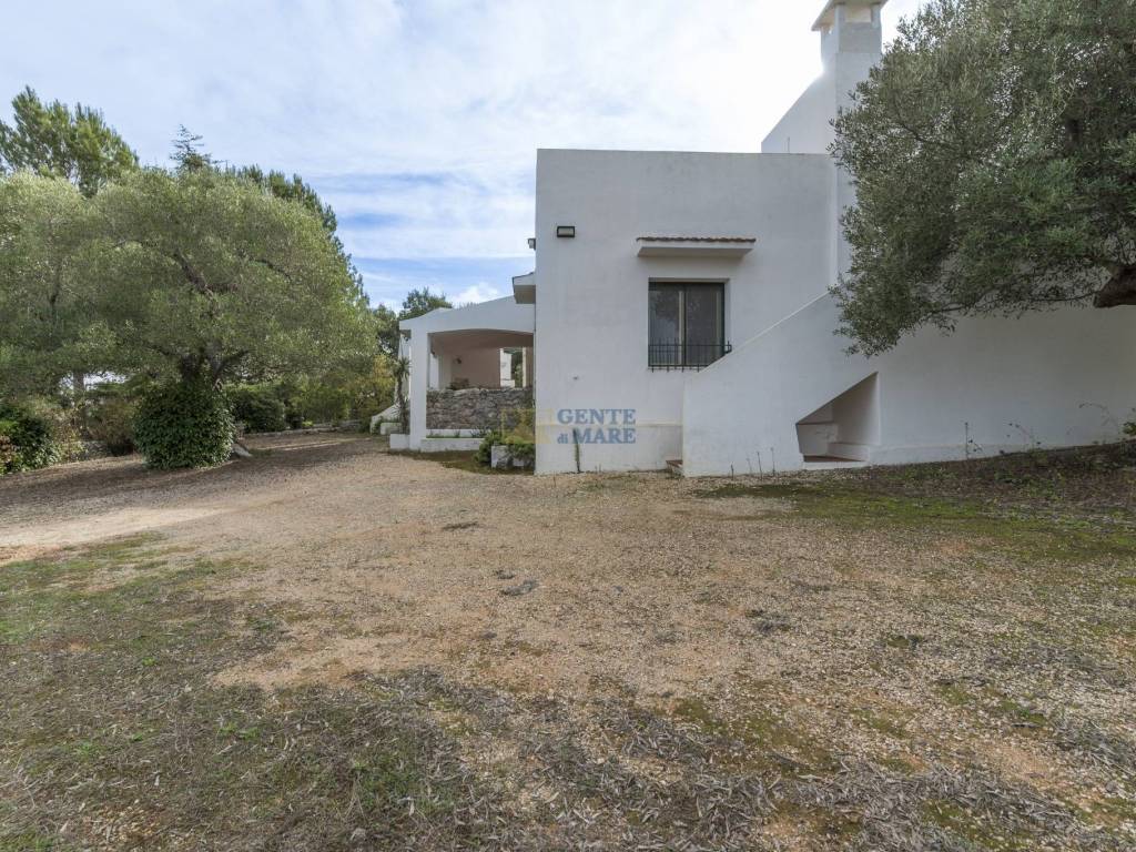 Villa con trullo in campagna