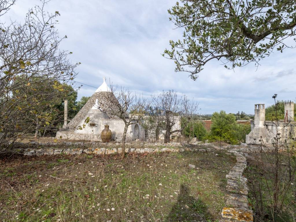 Villa con trullo in campagna