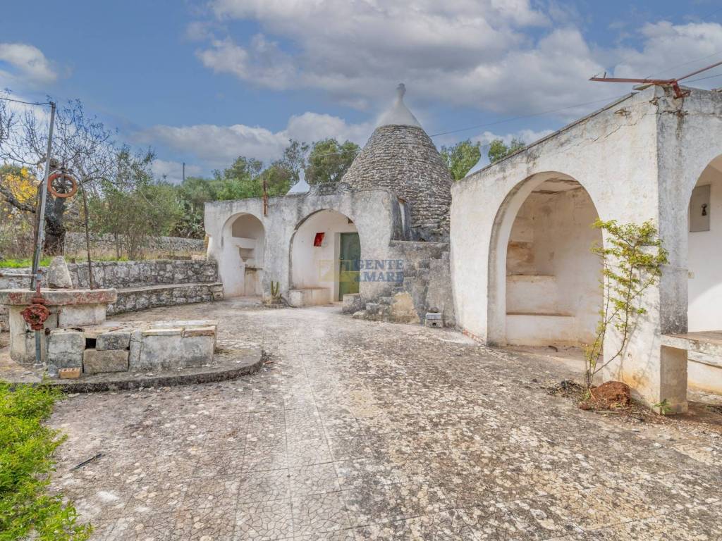 Villa con trullo in campagna