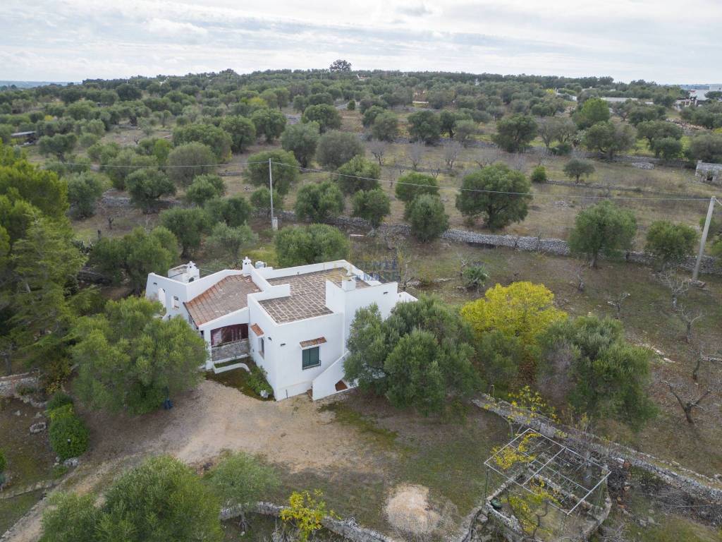 Villa con trullo in campagna