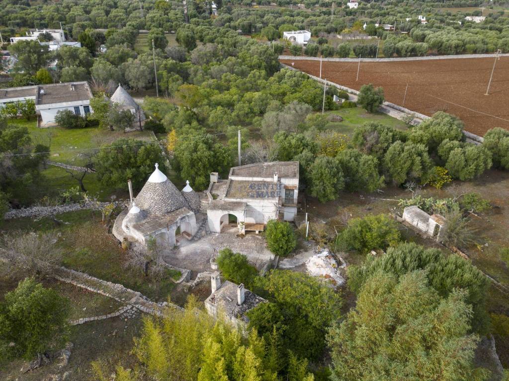 Villa con trullo in campagna