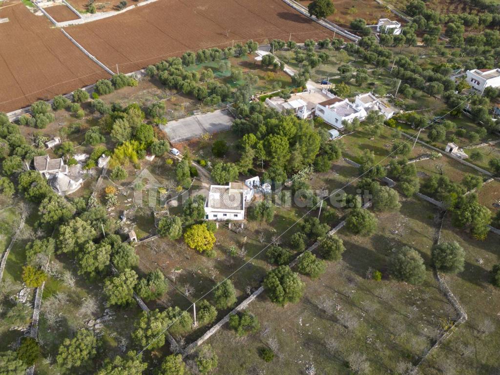 Villa con trullo in campagna