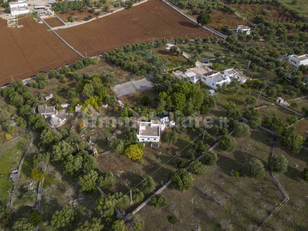 Villa con trullo in campagna