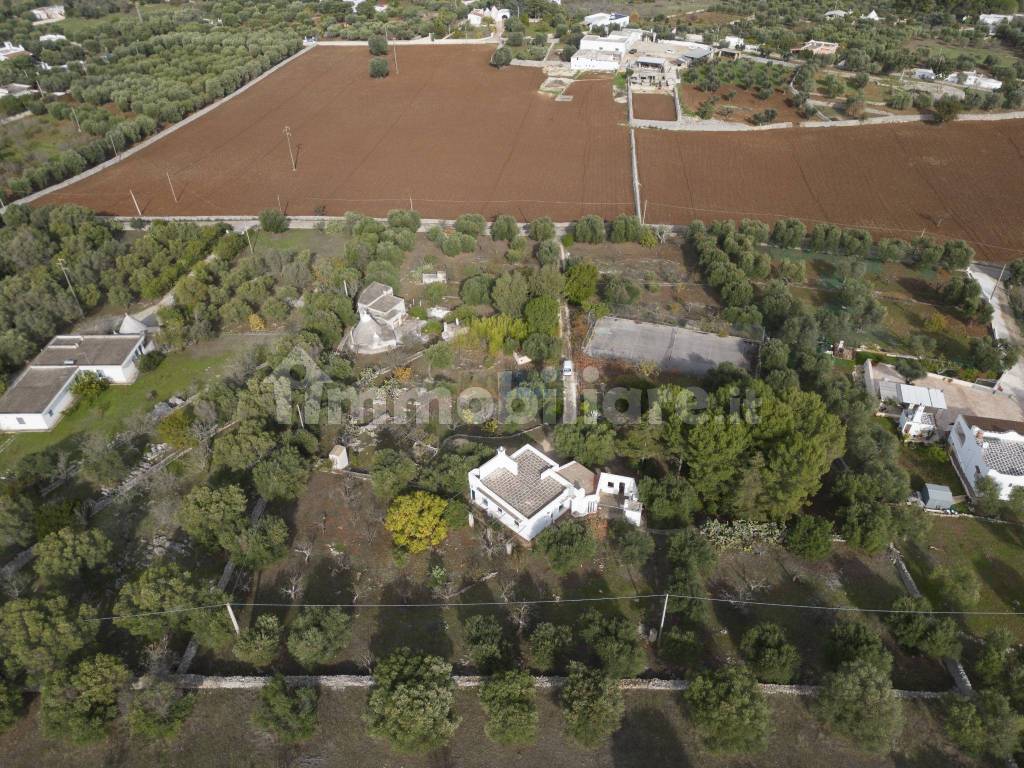 Villa con trullo in campagna