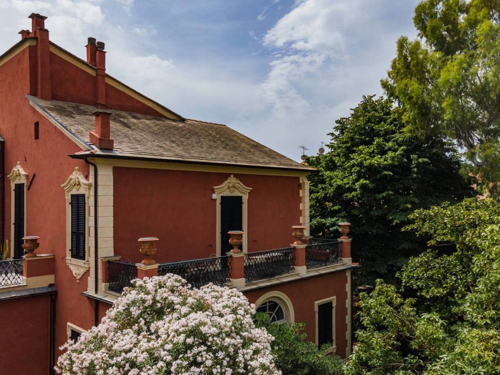 Facciata con terrazzi sul giardino