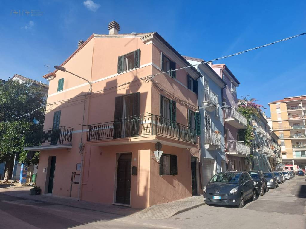 Vendita Terratetto unifamiliare in via La Spezia 5 San Benedetto del  Tronto. Buono stato, con balcone, riscaldamento autonomo, 80 m², rif.  107914353