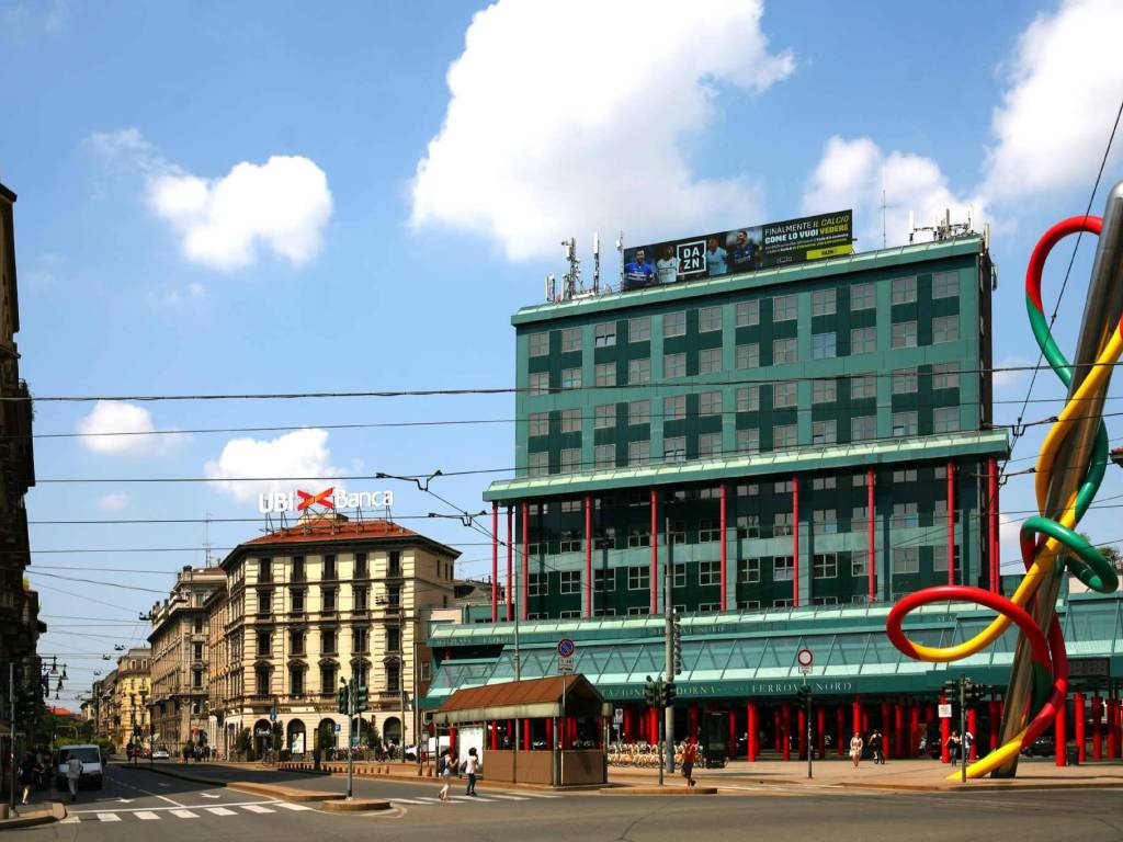 Veduta_generale_estiva_di_piazzale_Cadorna,_Milano