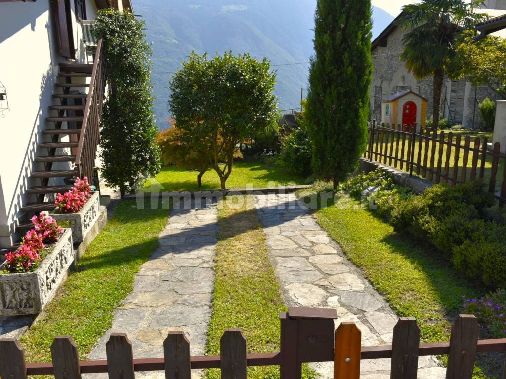 Giardino e posti auto