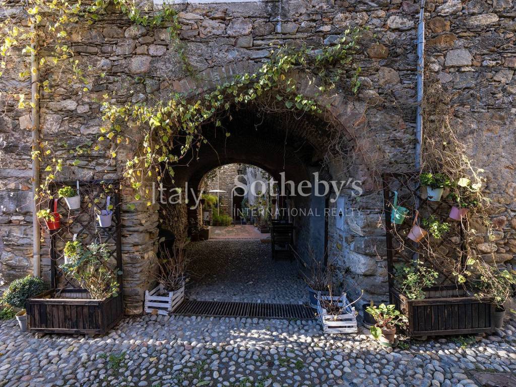 Scorcio ingresso dal borgo