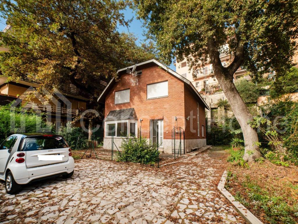 CASSIA  TOMBA DI NERONE TRILOCALE CON GIARDINO