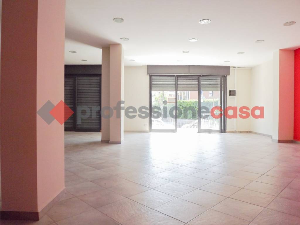 Locale commerciale via Santi Bonaccorsi, 8, Aci Catena, Rif. 107961647 -  Immobiliare.it