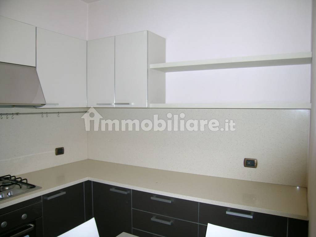 Vendita Appartamento Novara. Trilocale in corso Torino. Buono stato, quarto  piano, posto auto, con balcone, riscaldamento centralizzato, rif. 107961959