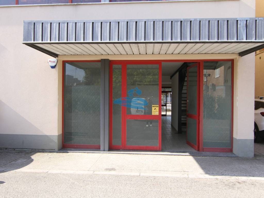 Locale commerciale via Bassano del Grappa 68, Ravenna, Rif. 107967309