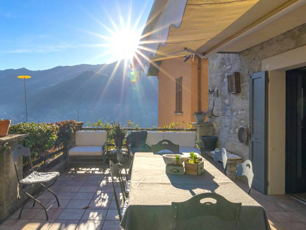 Casa di borgo con vista lago a Moltrasio