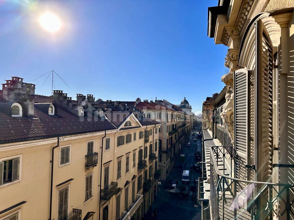 Rent Apartment Turin. 4room flat in via Carlo Alberto 34. Good condition, fourth floor, with