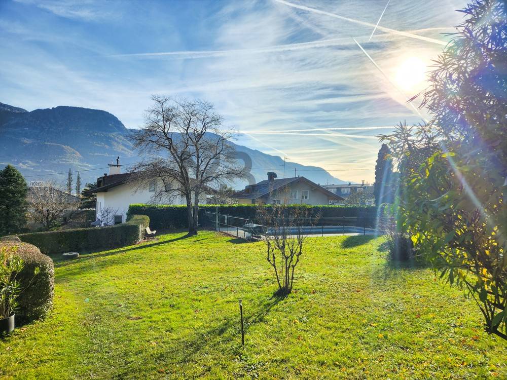 Gemeinschaftsgarten mit Schwimmbad - giardino condominiale con piscina