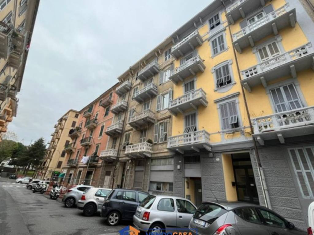 Vendita Appartamento Savona. Trilocale in via Milano 3. Buono stato, quinto  piano, con balcone, riscaldamento autonomo, rif. 108033881