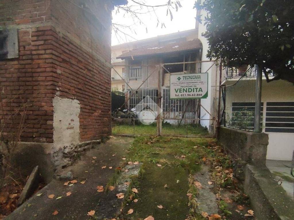 rustico con giardino privato in centro paese