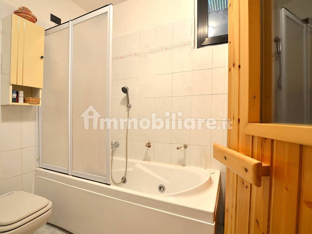 bagno con sauna ed idromassaggio