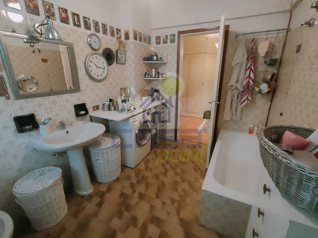 bagno1poopo.jpg