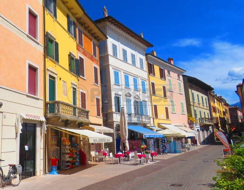 dettaglio piazza su porticciolo