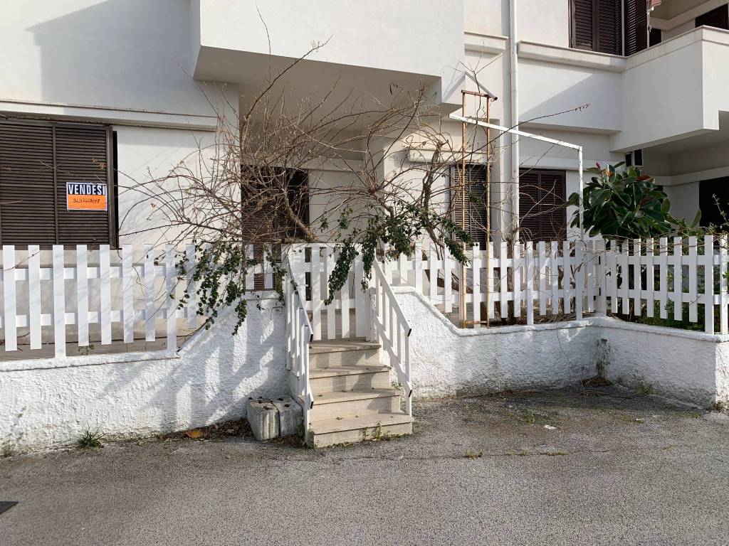 Vendita Villa a schiera in via Consolato Veneziano 4 Ostuni. Buono stato,  posto auto, con balcone, 60 m², rif. 108097707