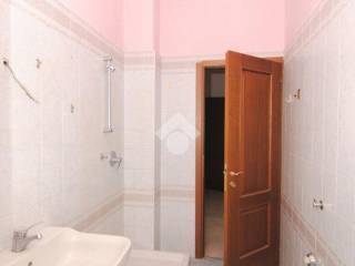 bagno finestrato con piatto doccia