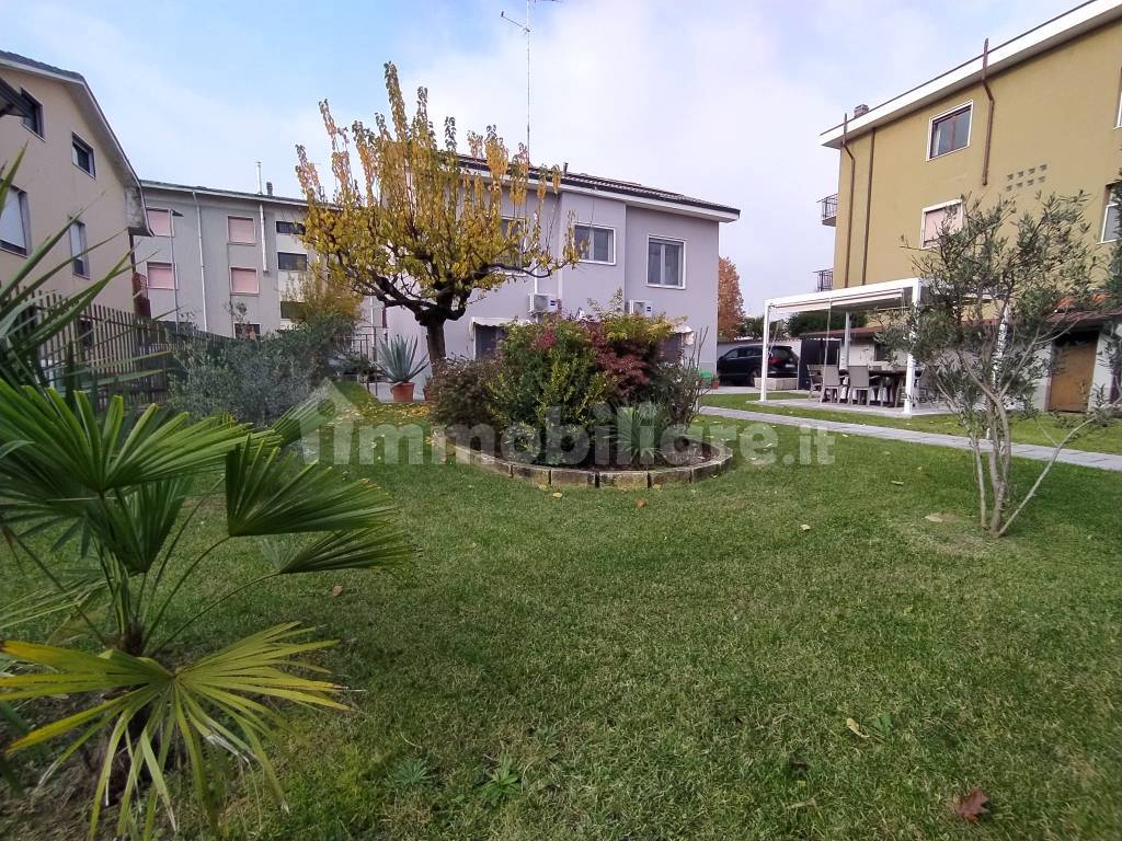 Vendita Villa unifamiliare in via San Bernardo Milano. Ottimo stato, posto  auto, con terrazza, riscaldamento autonomo, 305 m², rif. 108104421